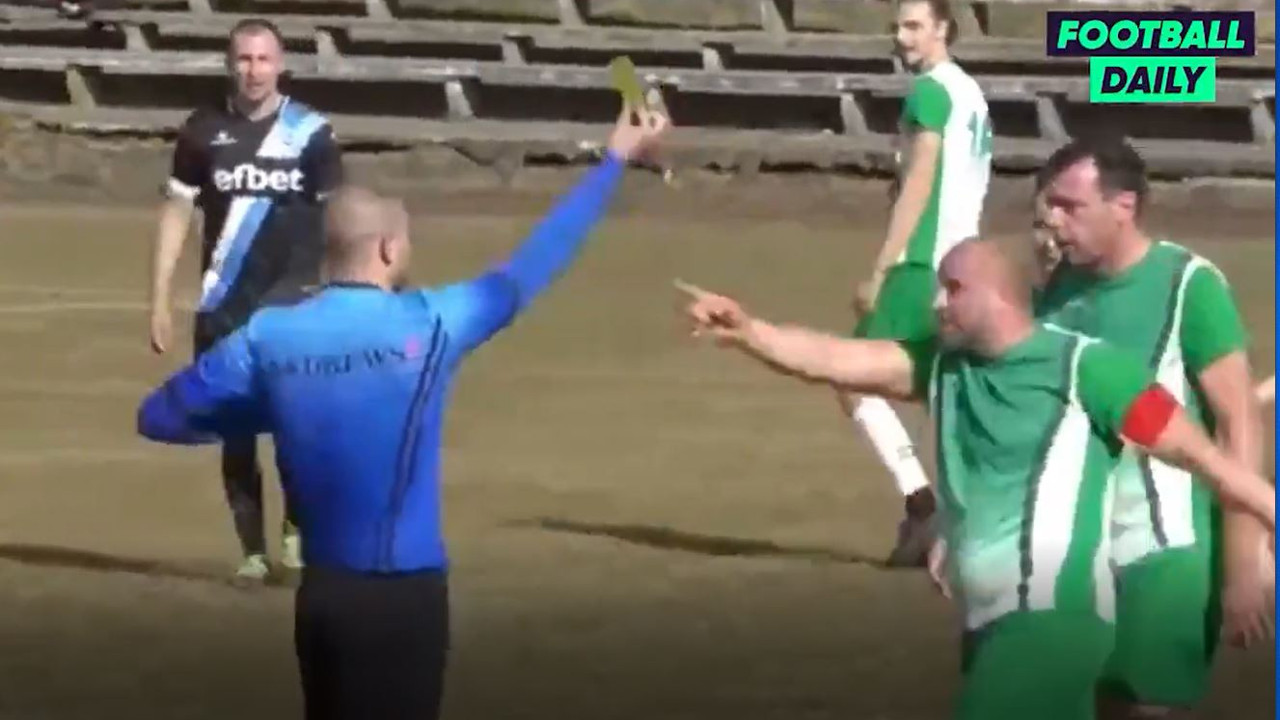 Sarı kart gösteren hakeme futbolcular saldırdı. Koşa koşa kaçtı o anlar kamerada