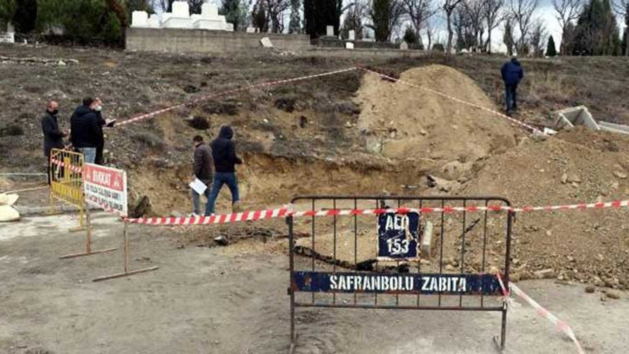 Mezarlıktan çıkan taş inceleniyor