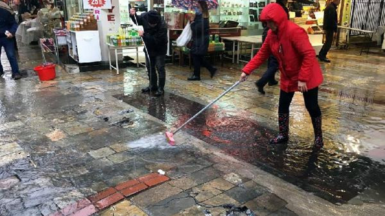 İzmir'de sağanak hayatı olumsuz etkiledi