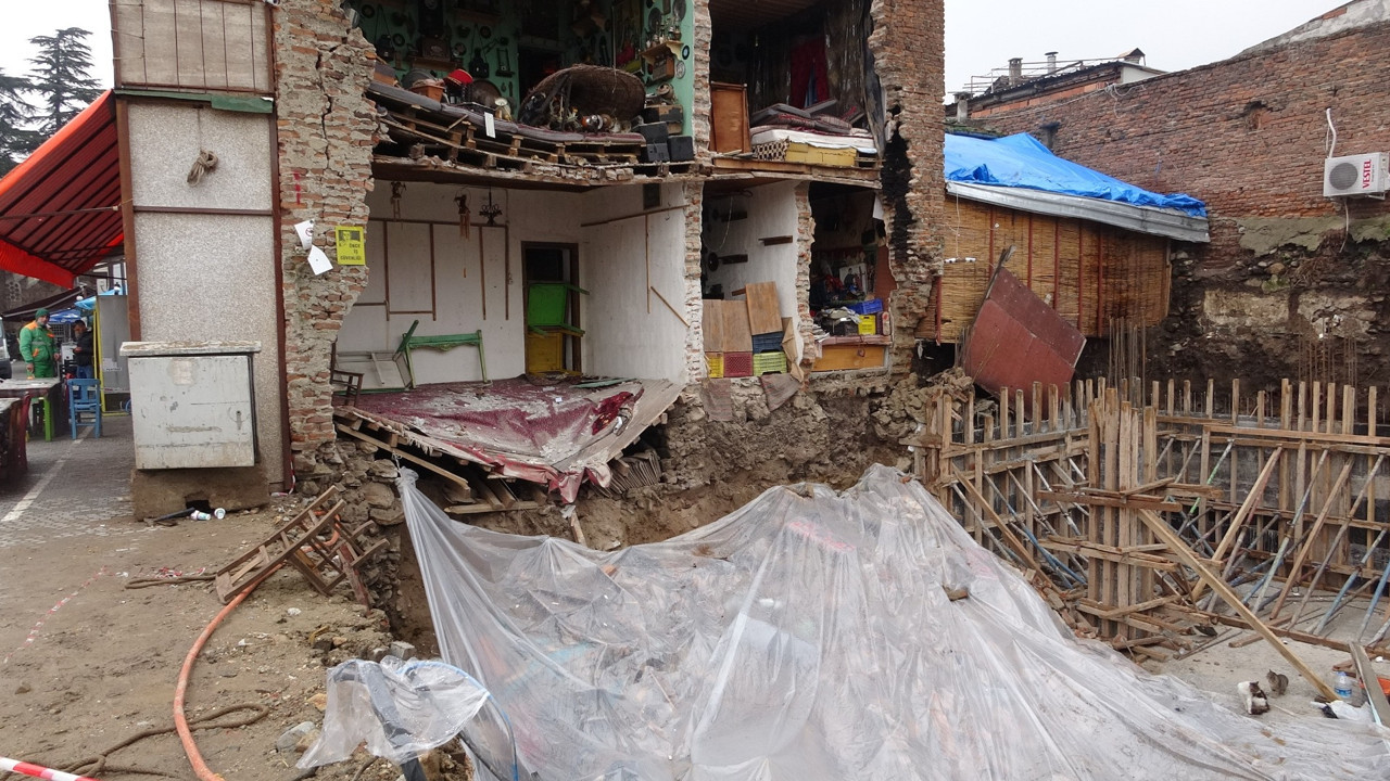 Bursa'da çöken binanın duvarındaki yazı dikkat çekti. İçi antika doluydu