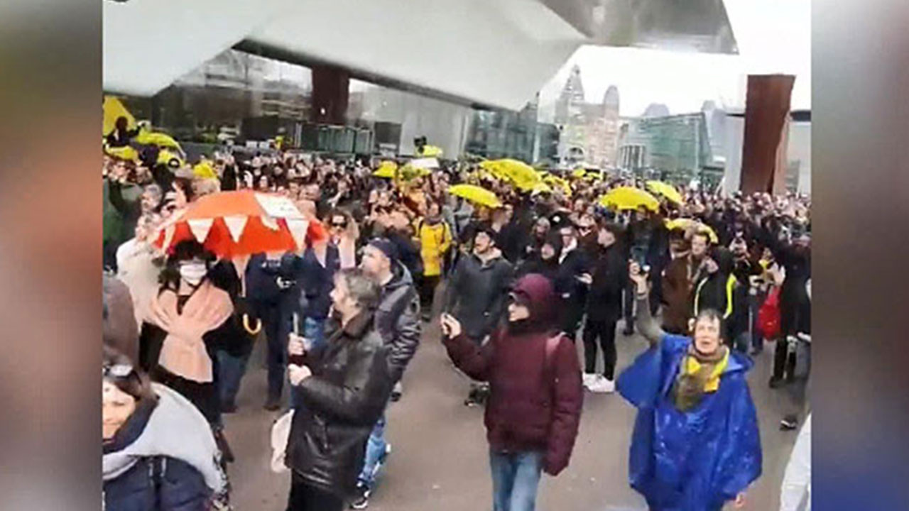 Hollanda'da salgın tedbirleri protesto edildi