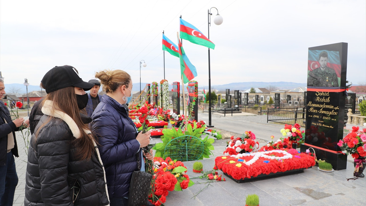 Azerbaycan halkı Nevruz'da şehitliklere koştu