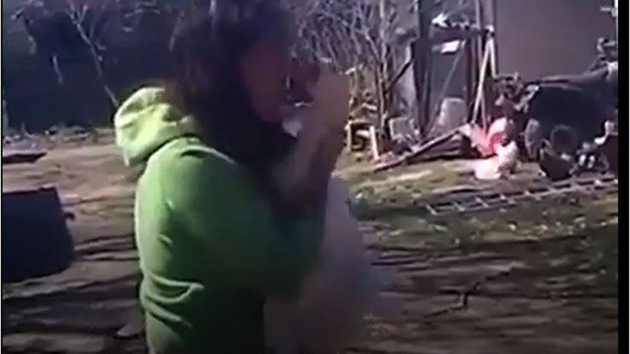 Kadına insan gibi sarıldı. Onları yemeyin sevip koklayın