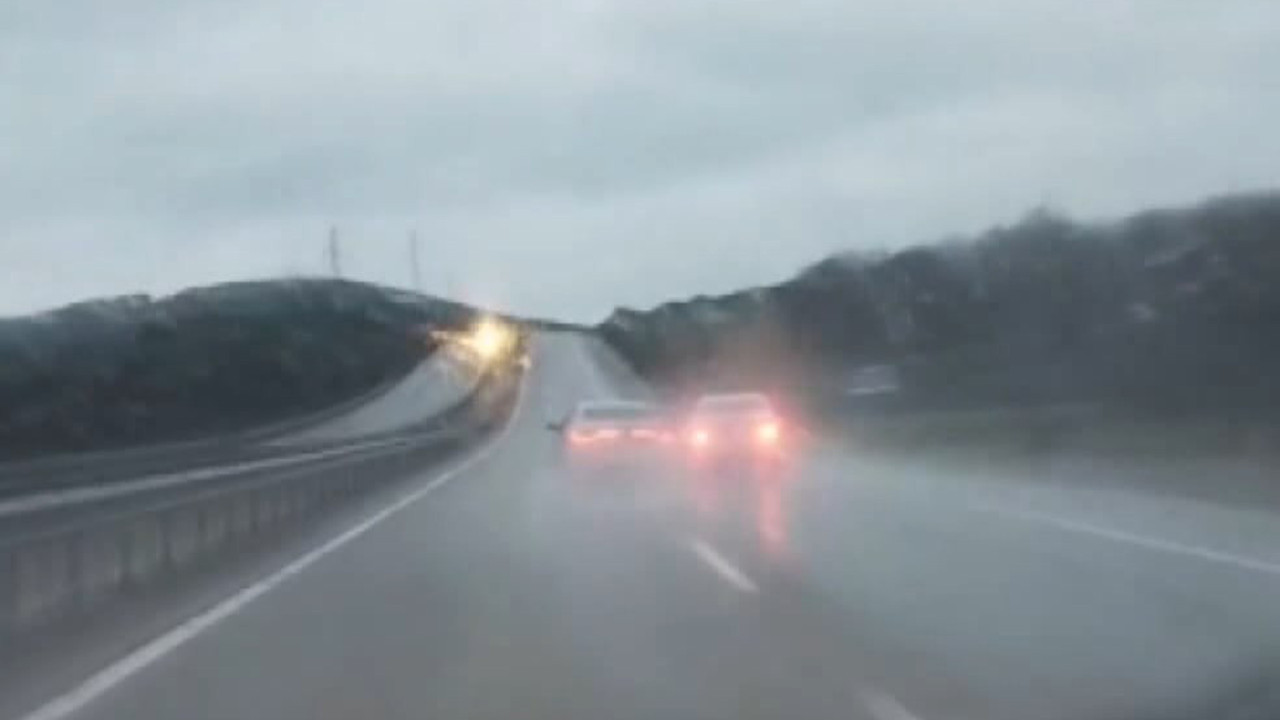 Şile'de bomboş yolu paylaşamadılar araçları çarpıştırdılar. Allah akıl fikir versin