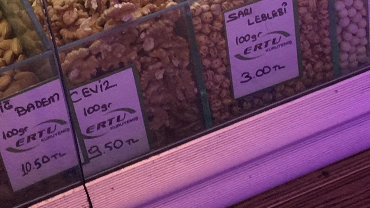 Kuruyemişçiler artık kilo fiyatı yazmıyorlar. 100 gram fiyatı yazıyorlar
