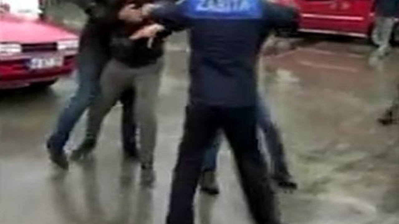 İzmir'de esnaf ve zabıta birbirine girdi. Sopalar demir sandalyeler havada uçuştu