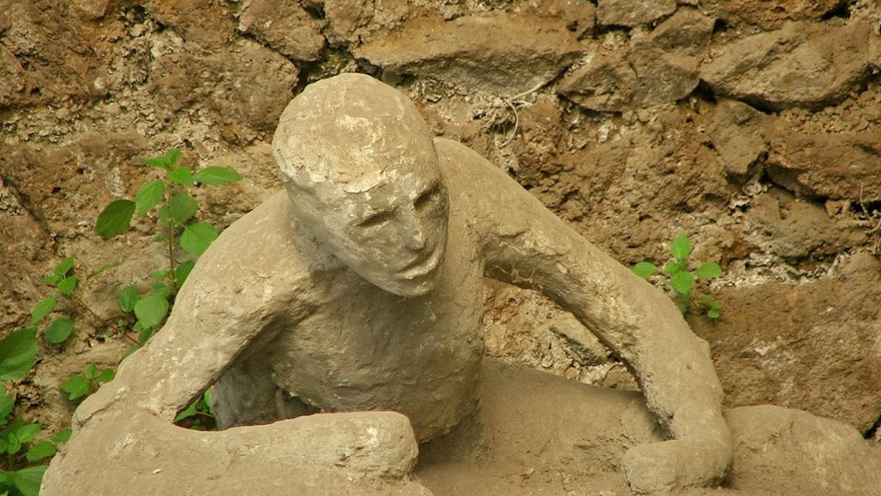 Vezüv Yanardağı'nın patlaması sonucu Pompeii halkının taş kesilmesi 15 dakika sürmüş!