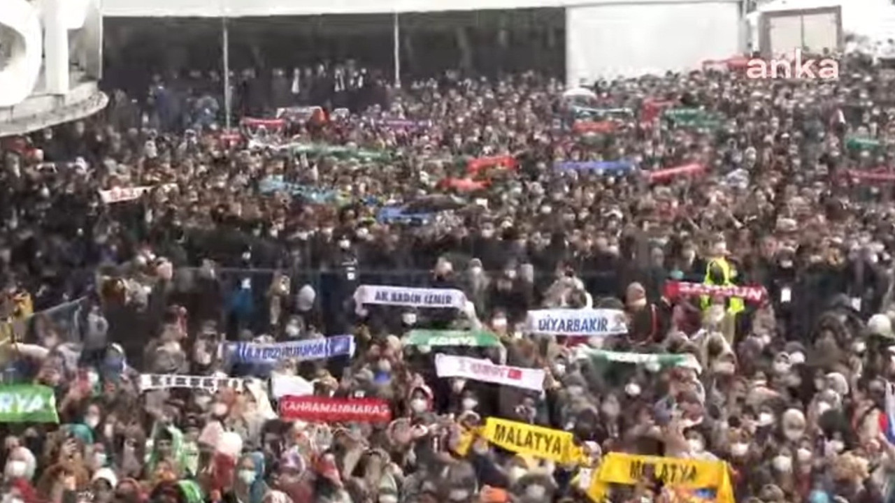 Eğitimci Can Gürses AKP kongresindeki kalabalığı böyle yorumladı. Bu kalabalık akşam yurdun her yerine otobüslerle dönecek