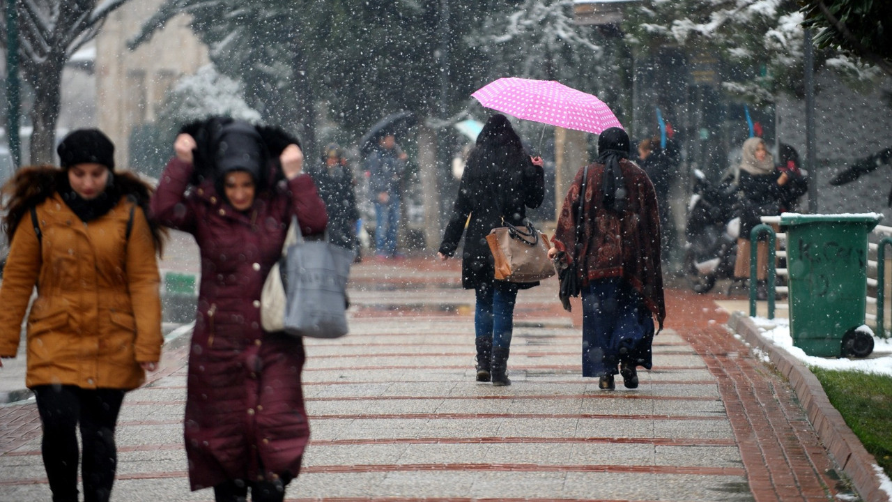 Bursa'da kar yağışı etkili oluyor