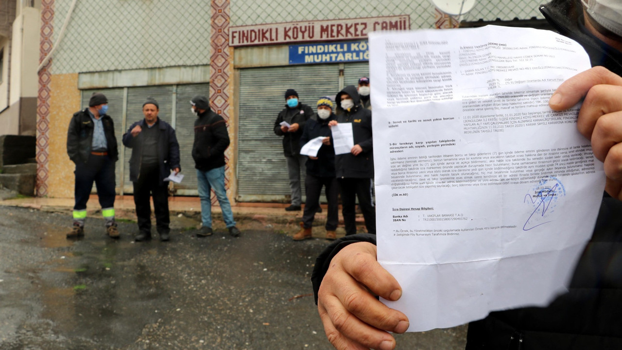 Altyapı çalışması için para ödemeyen köylüleri icraya veren muhtar telefonlara çıkmıyor