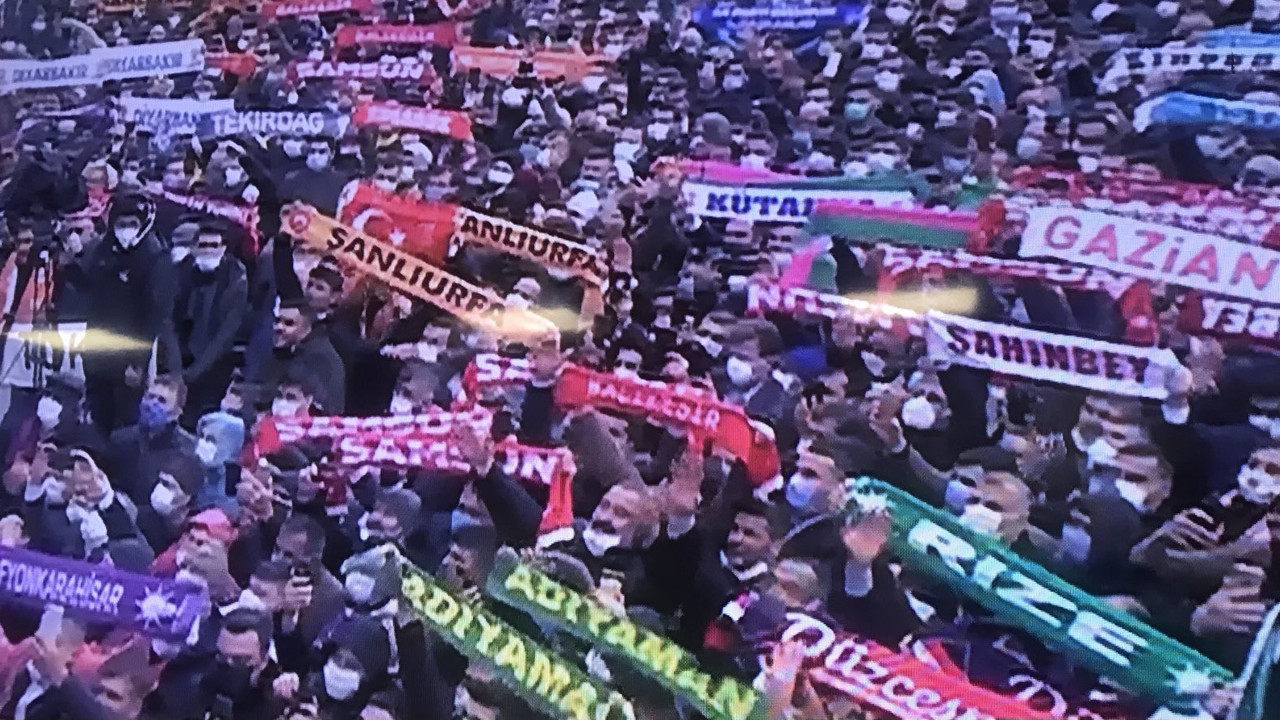 Gazeteci Zafer Arapkirli AKP kongresi için günün yorumunu yaptı. Al sana turkuvaz tablo!..