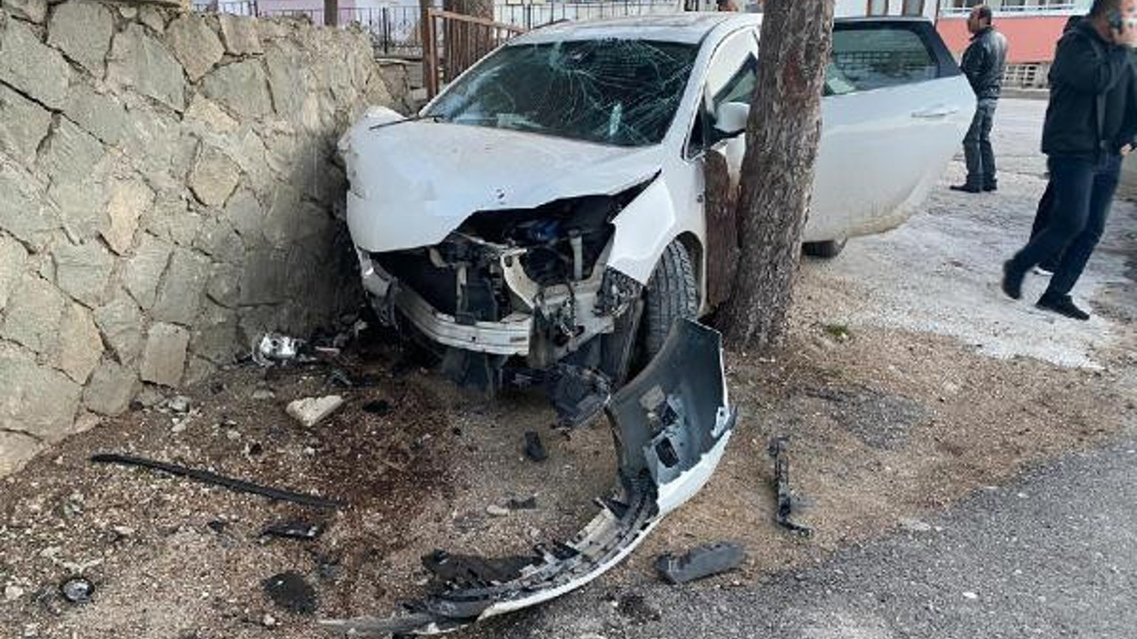 Kontrolden çıkan otomobil cami duvarına çarptı