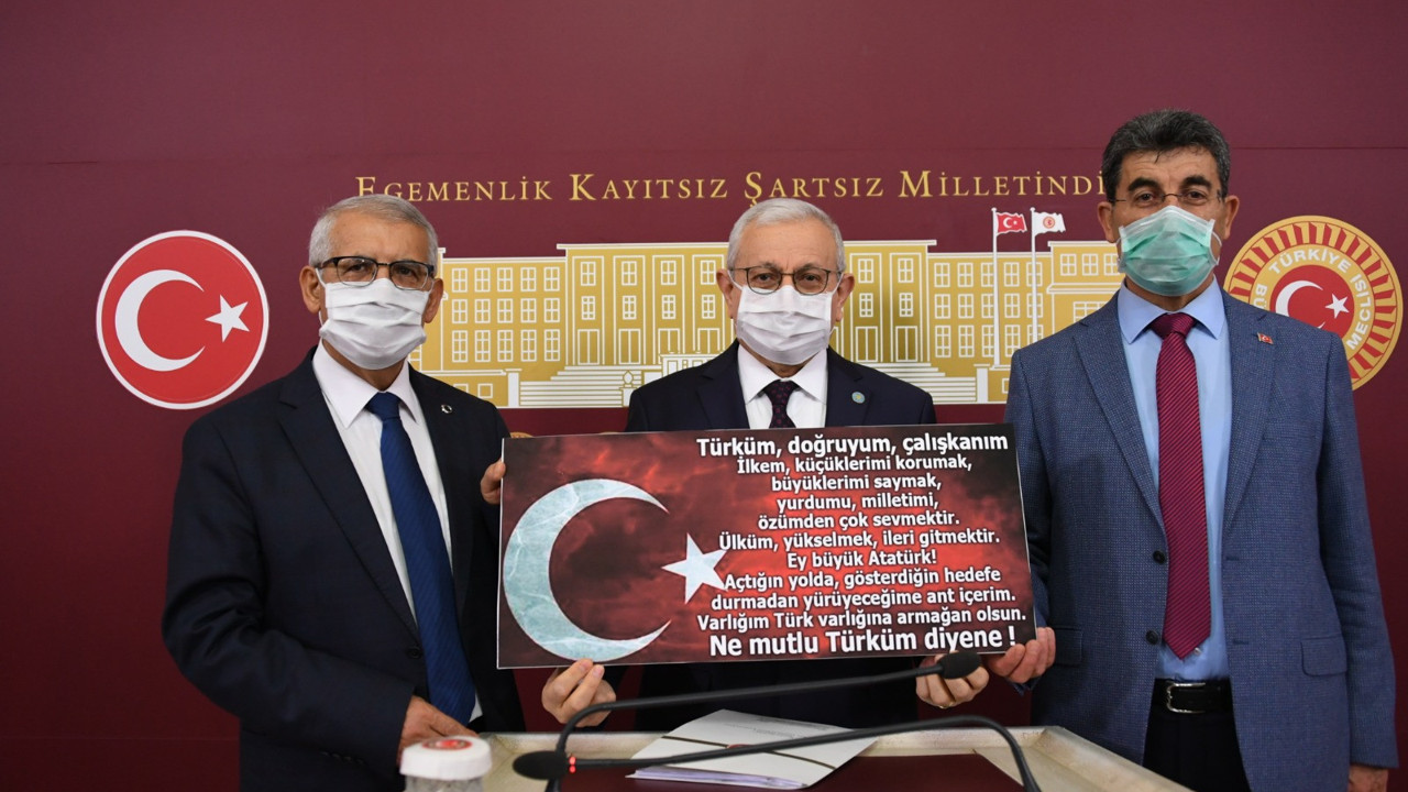 İYİ Partili Hayrettin Nuhoğlu Andımızın tekrar okutulması için kanun teklifi verdi. Bakalım kimler evet kimler hayır diyecek!