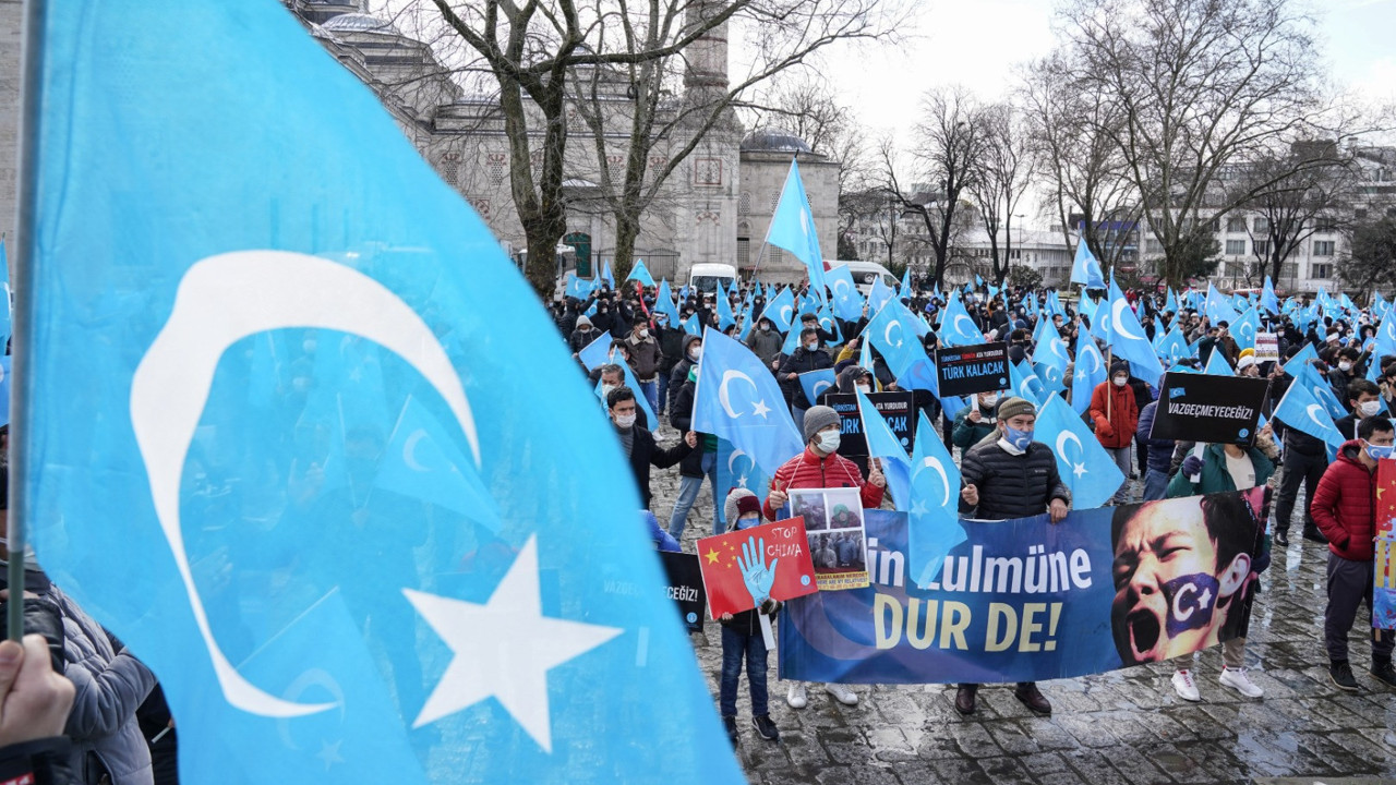 Doğu Türkistanlılardan Çinli Bakanın Türkiye ziyaretine protesto. Yüzlerce kişi Beyazıt’ta toplandı