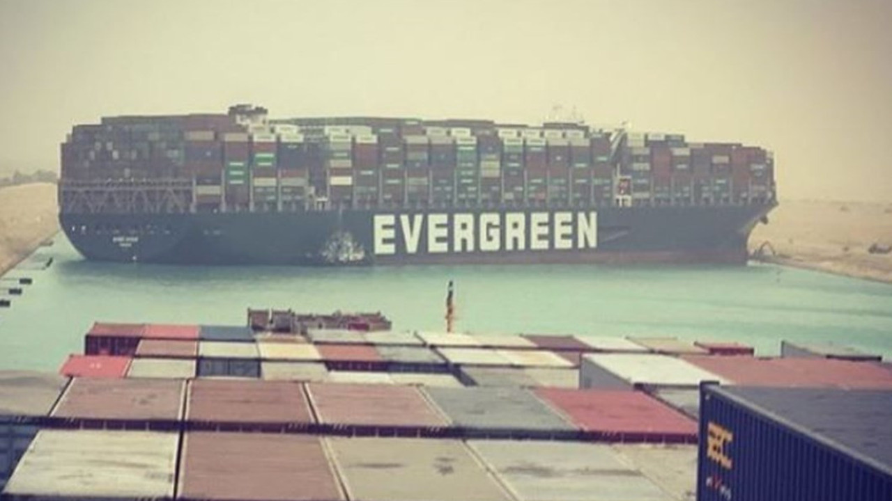 Süveyş Kanalı'nın iki günlük zararı dudak uçuklattı. Kurtarma operasyonu aralıksız sürüyor