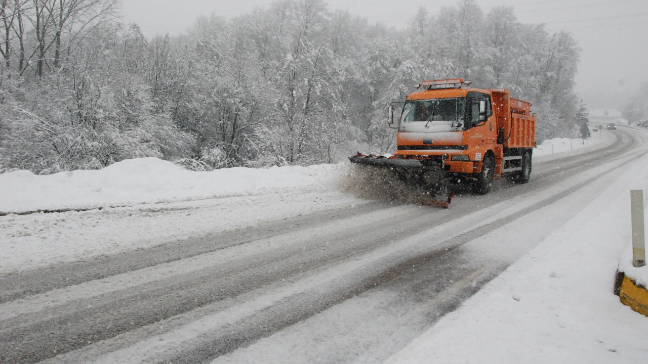 Bartın'da kar köy yollarını kapattı