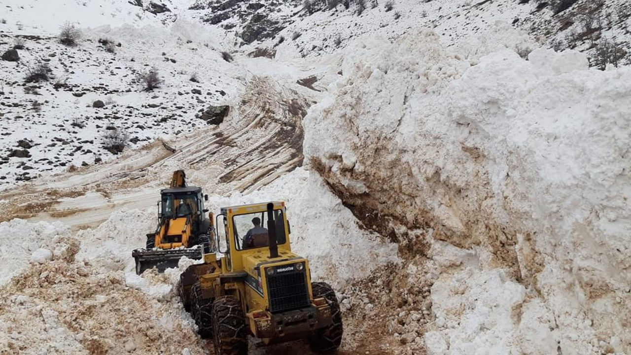 Bayburt'ta çığ düştü yol kapandı