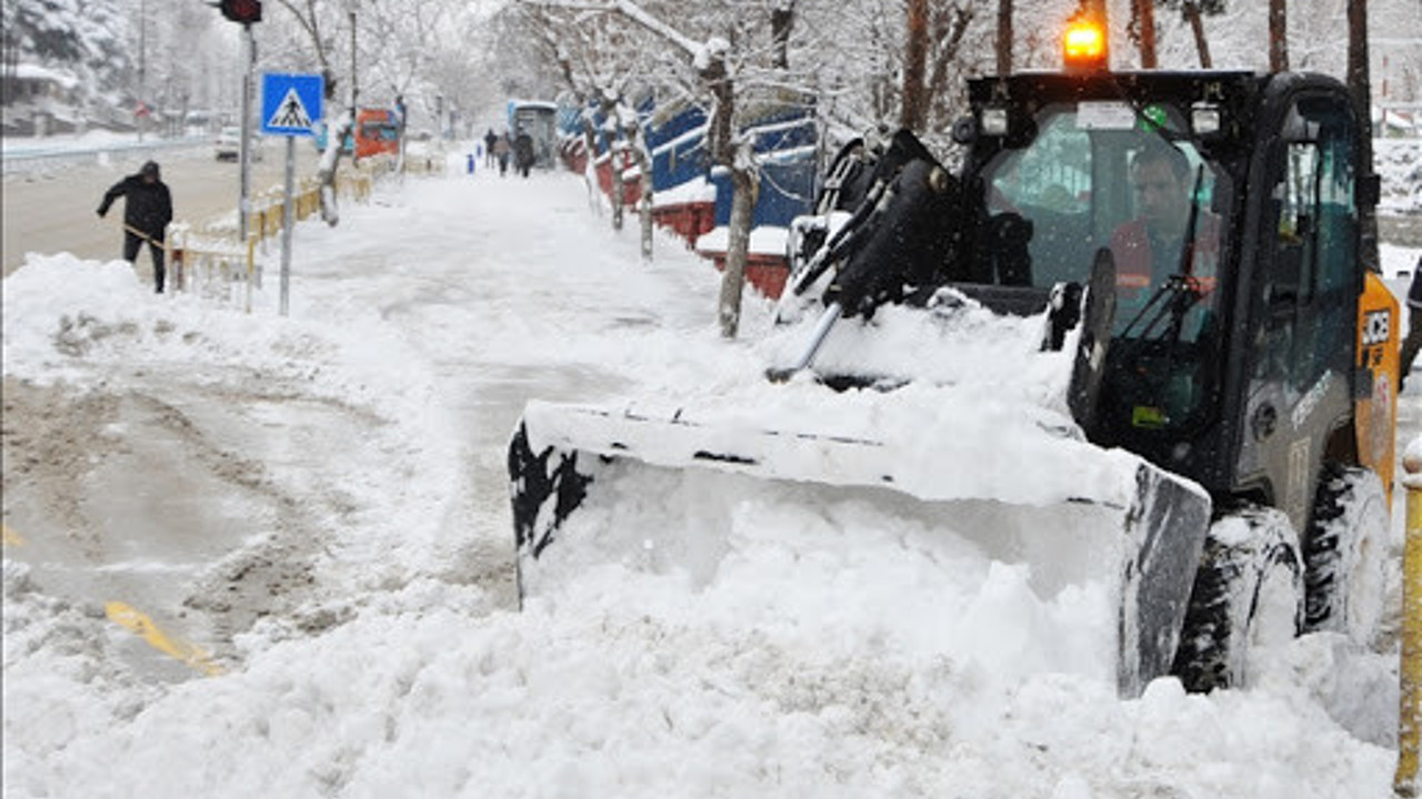 Erzurum'da 112 yerleşim biriminin yolu kapandı