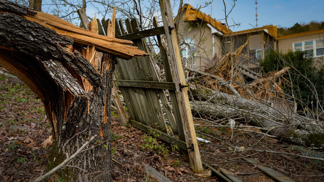 ABD'nin Alabama eyaletini hortum vurdu: 5 ölü