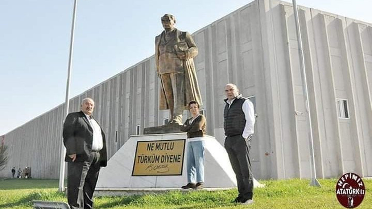 ''Ben yediğimi içtiğimi, rızkımı Atatürk'e borçluyum'' diyen Eskişehirli iş insanı fabrikasının önüne büyük önder Atatürk'ün heykeli dikti. Helal olsun Eskişehirli iş insanına
