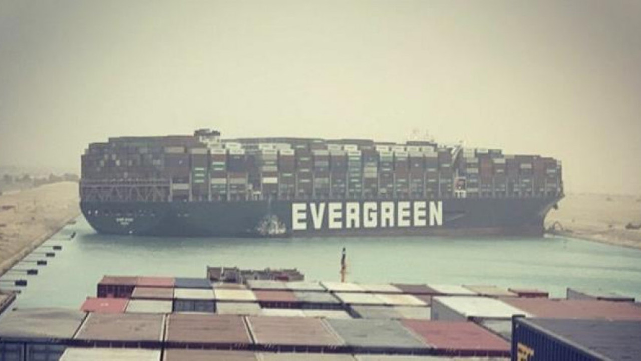 Süveyş Kanalı'nda karaya oturan gemi 30 metre açığa çekildi. İlk YENİÇAĞ yayınlamıştı