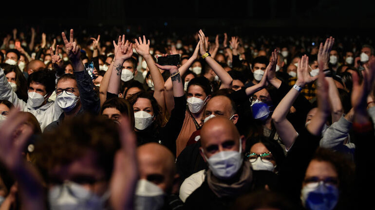 İspanya'da sosyal mesafesiz ilk konser