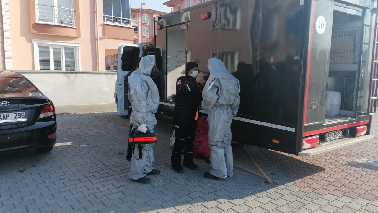 Sakarya'da kimyasal gaz paniği. Hastaneye giriş çıkışlar kapatıldı. 2'si polis 12 kişi zehirlendi