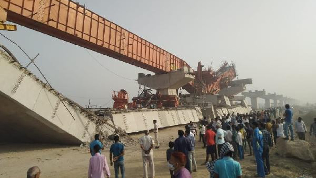 Hindistan'da üst geçit çöktü: 4 yaralı