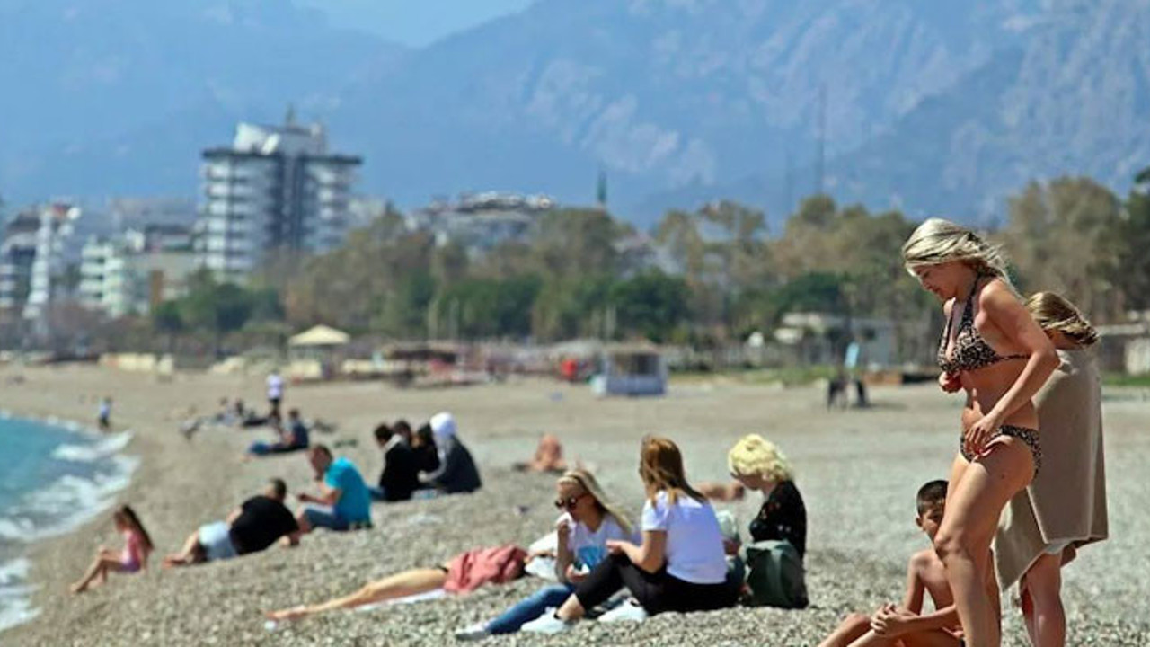 Yasaktan muaf tutulan 'üstün insanlar' turistler denizin keyfini çıkarttı. Turistler korona bulaştırmaz - bulaşmaz sınıfındalar. Onlara her şey serbest
