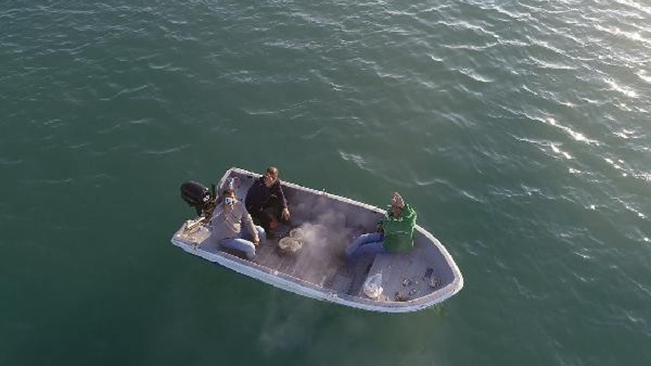 Mesire alanında yasak olunca teknede mangal keyfi yaptılar