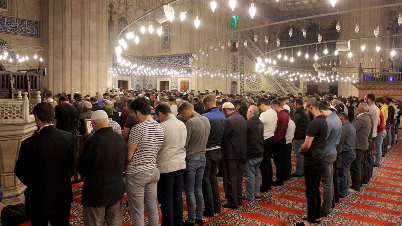 Ramazan'da Teravih namazı kılınacak mı? Teravih namazları kısıtlamaya dahil mi?