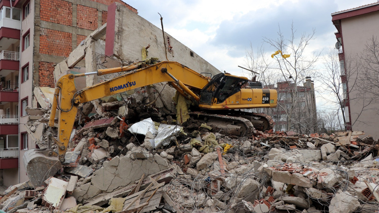 Kepçe operatörünün hayatını kabin kurtardı. Yıktığı binanın altında kaldı