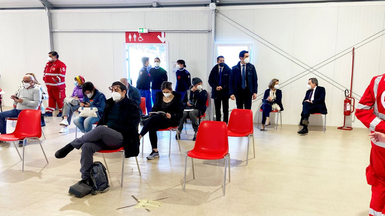 İtalyan Başbakanı ve eşi sıraları geldiği için aşı sırasında bekliyorlar. Bizde ise neler olduğunu siz daha iyi bilirsiniz!