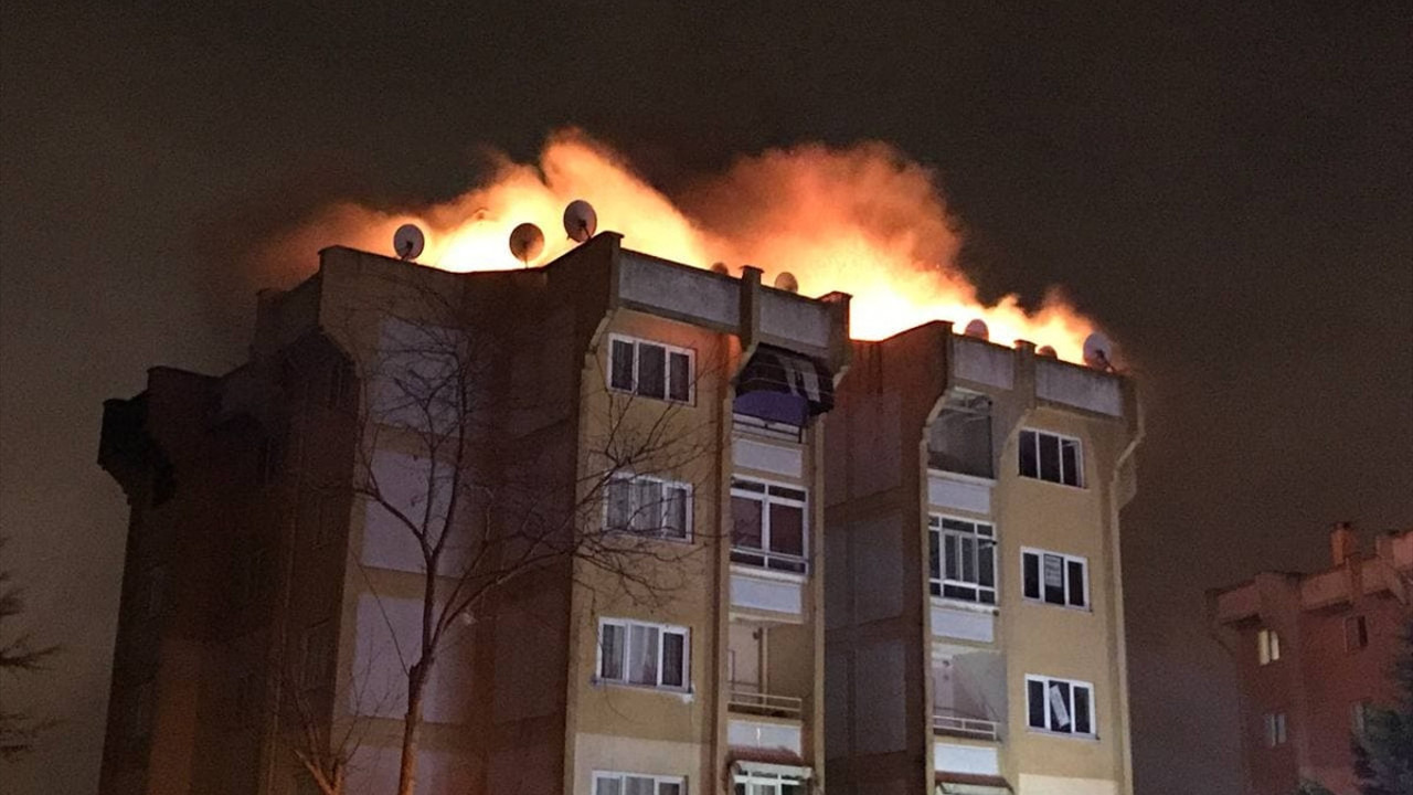 Sonunda yaktı itfaiyeyi aradı. Komşularına defalarca söylemiş