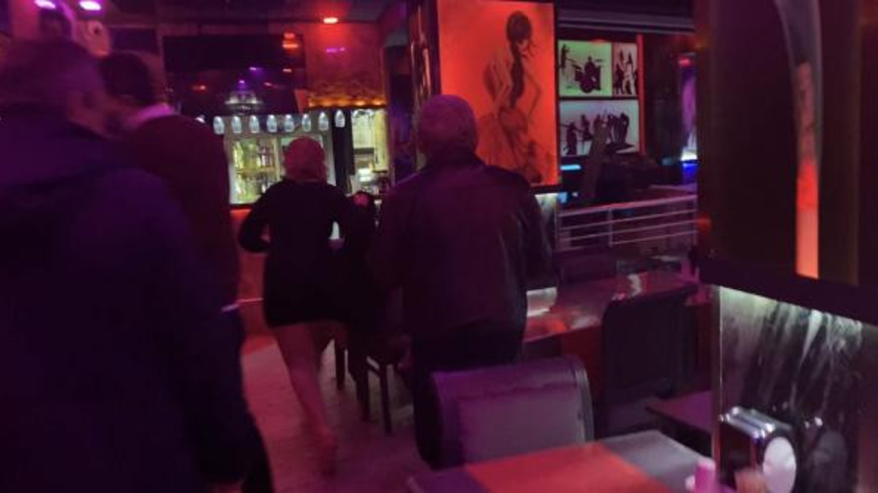 Pavyonda koronalı yemek servisi. İçeride arbede çıktı