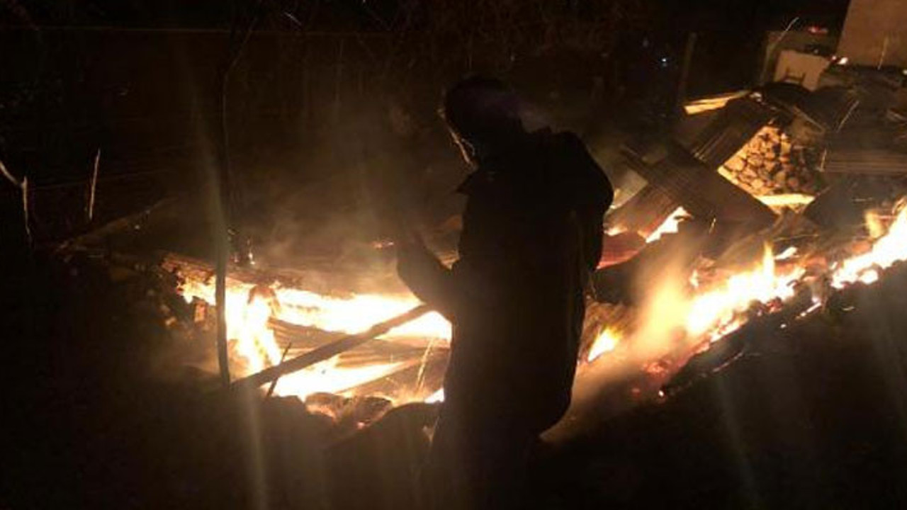 Artvin'de korkutan yangın. 7 ev alevlere teslim oldu