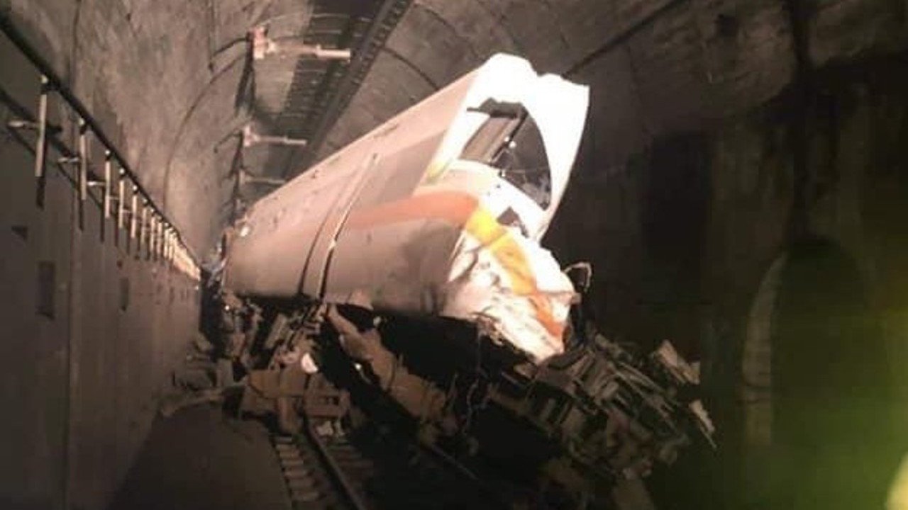 Tren raydan çıktı: 36 ölü