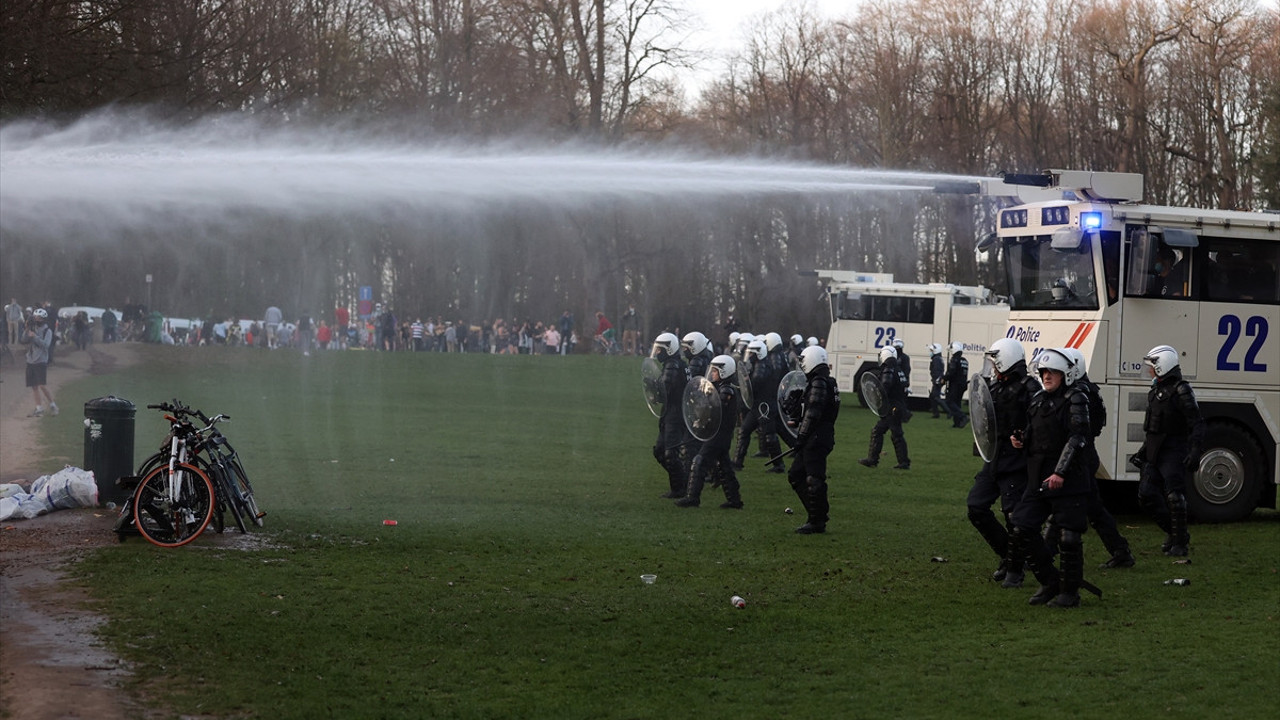Şaka yapalım derken işleri berbat ettiler. Müzik festivali dediler binlerce insan toplandı polis müdahale etti