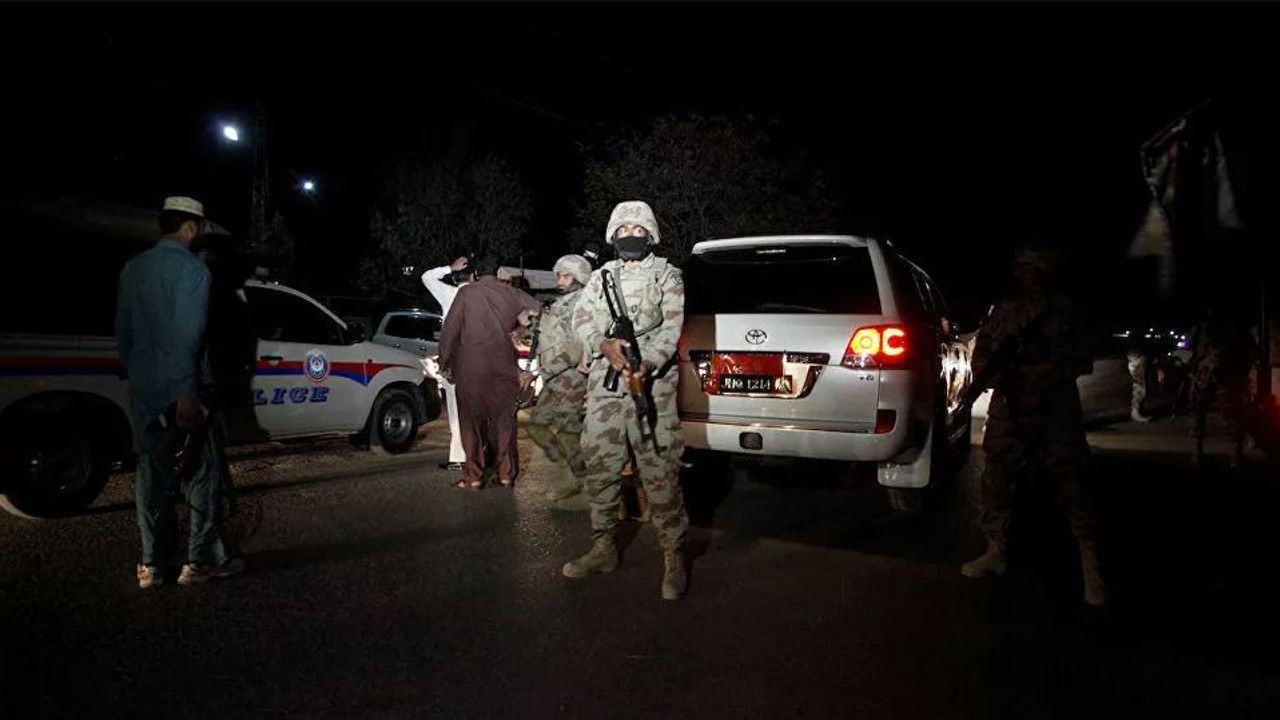 Türbeler kapatıldı: Halkla polisle çatıştı