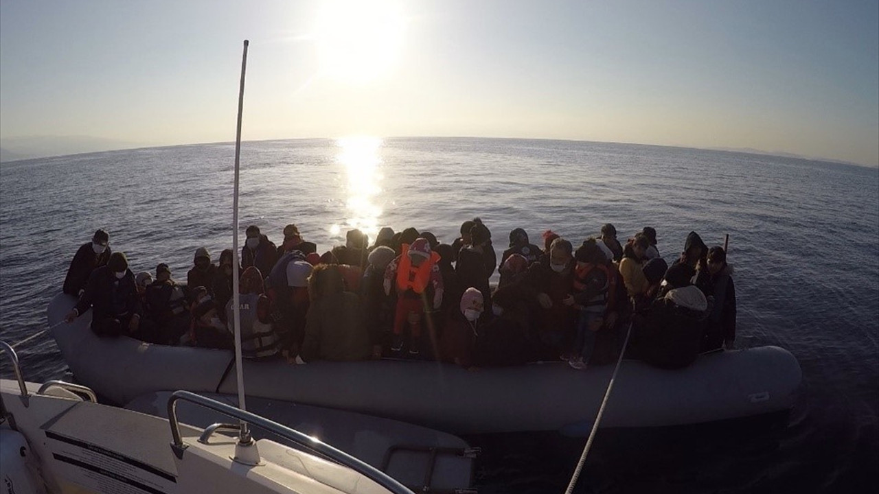 Çanakkale'de 54 kaçak göçmen kurtarıldı