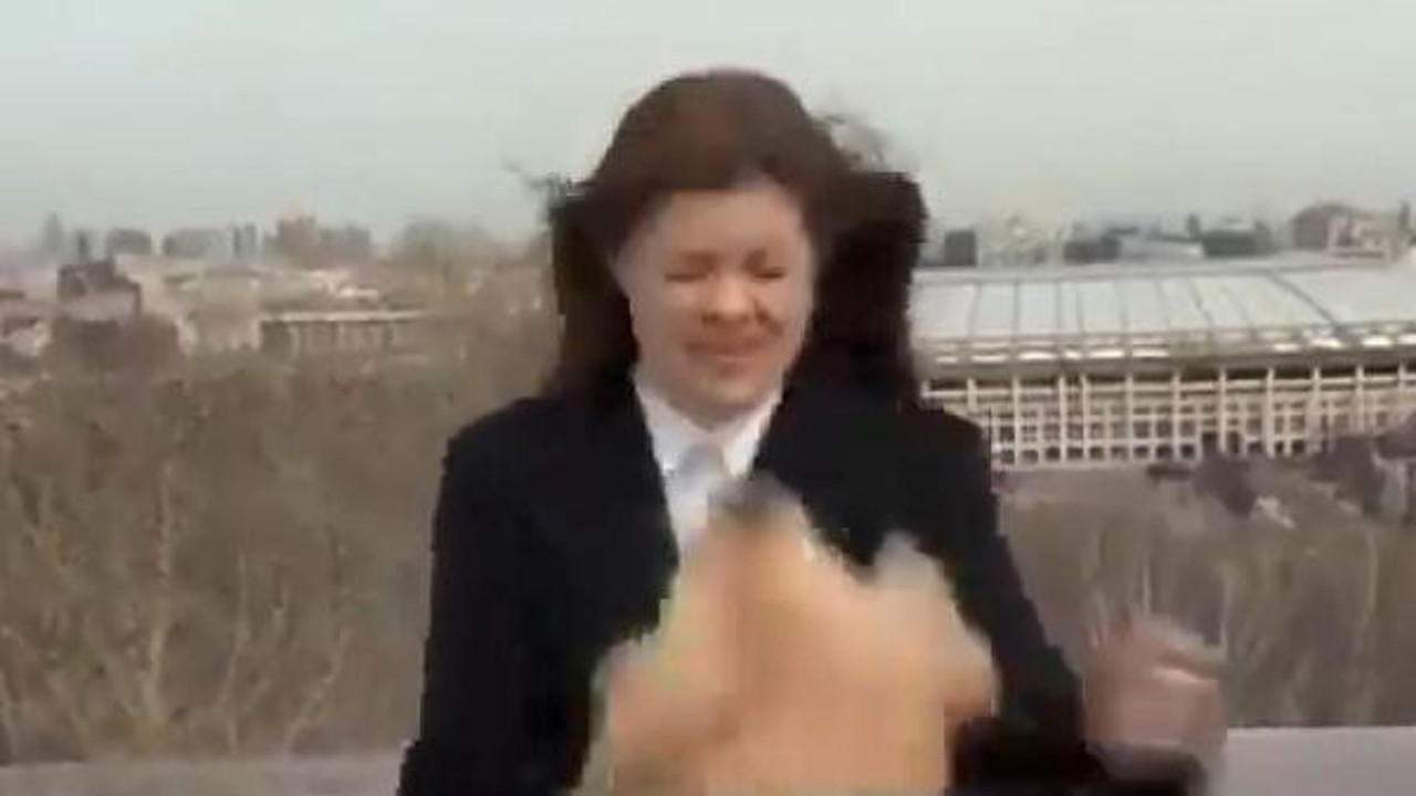 Muhabir mikrofonu köpeğe kaptırdı. Canlı yayını bırakıp peşinden koştu