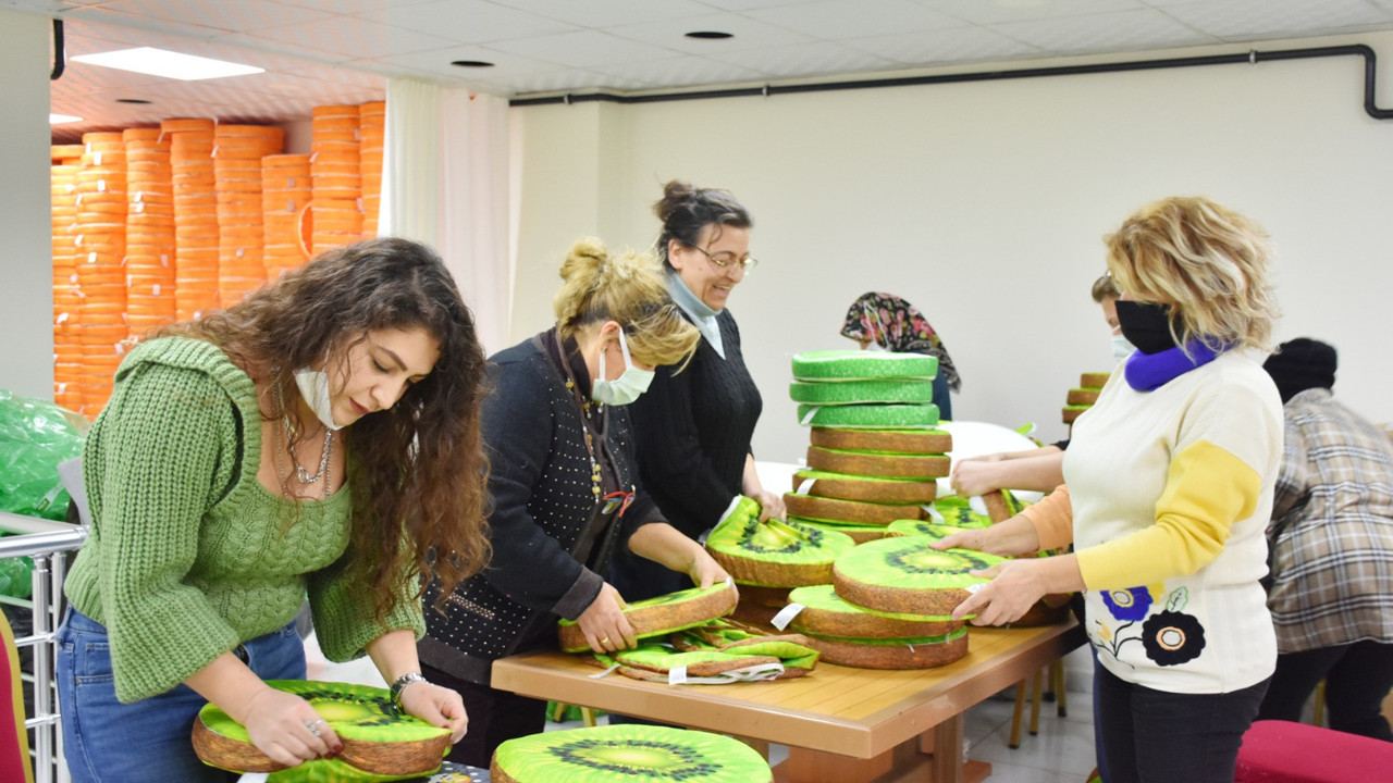 Aksaray'da 7 kadın altınlarını satıp iş kurdu. Şimdi de siparişlere yetişemiyorlar