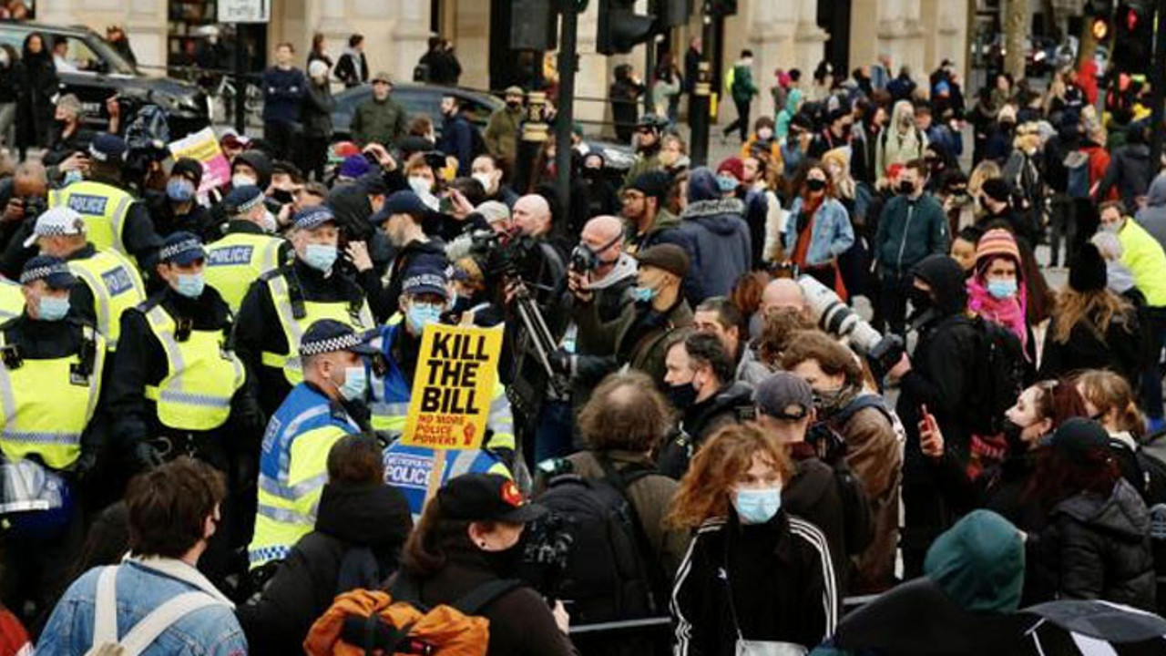 İngiltere'de sokaklar karıştı