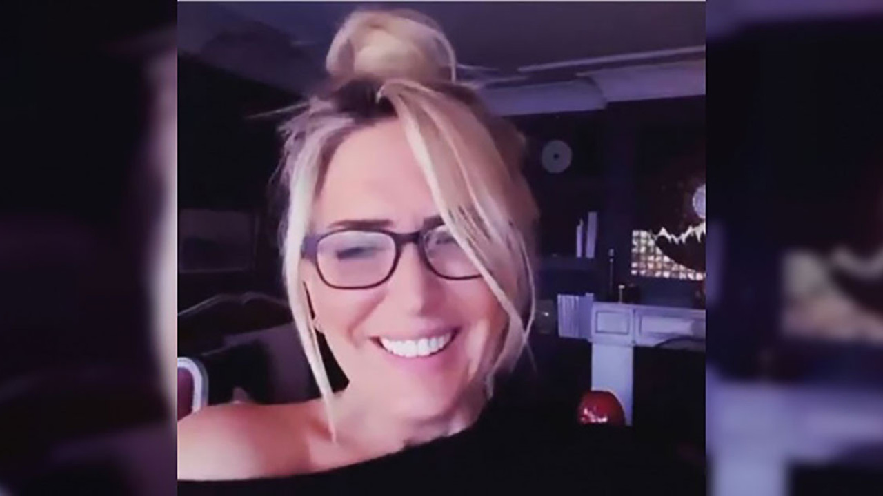 Saba Tümer meşhur kahkahasını sattı. Rekor fiyat verdiler