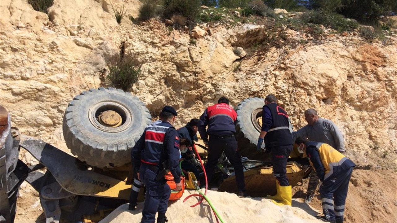İş makinesinin altında kaldı canından oldu