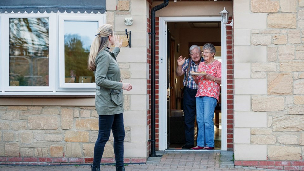 İngiltere'de 70 yaş üstü korona vaka sayılarında büyük değişim. Aylar sonra aşıyla başardılar
