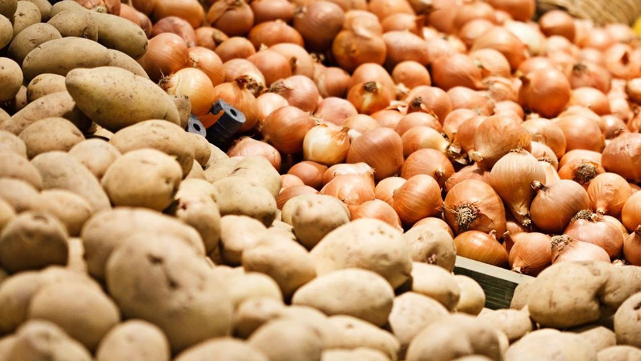 Bakan Pakdemirli: İhtiyaç sahiplerine patates ve kuru soğan dağıtacağız. Yiğit muhtaç olmuş kuru soğana