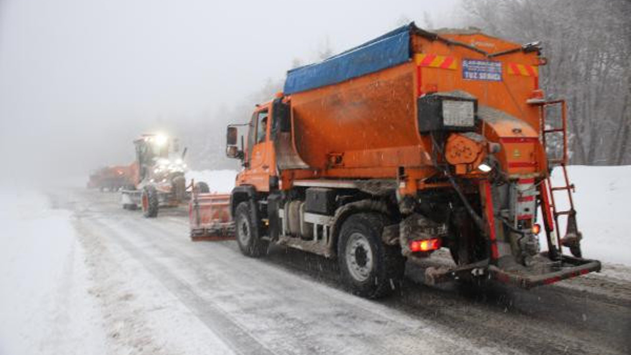 Domaniç'te kar yağışı ulaşımı felç etti
