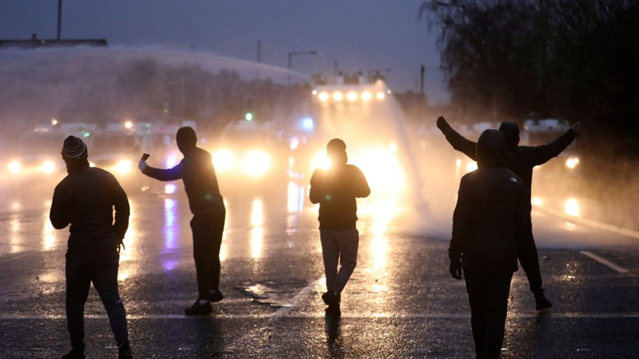 Kuzey İrlanda savaş alanına döndü