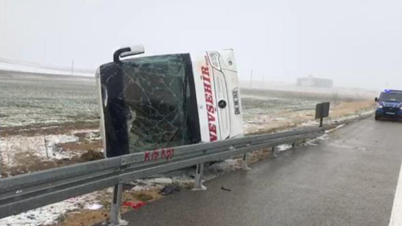 Yolcu otobüsü devrildi: Çok sayıda yaralı var (10 Nisan 2021)